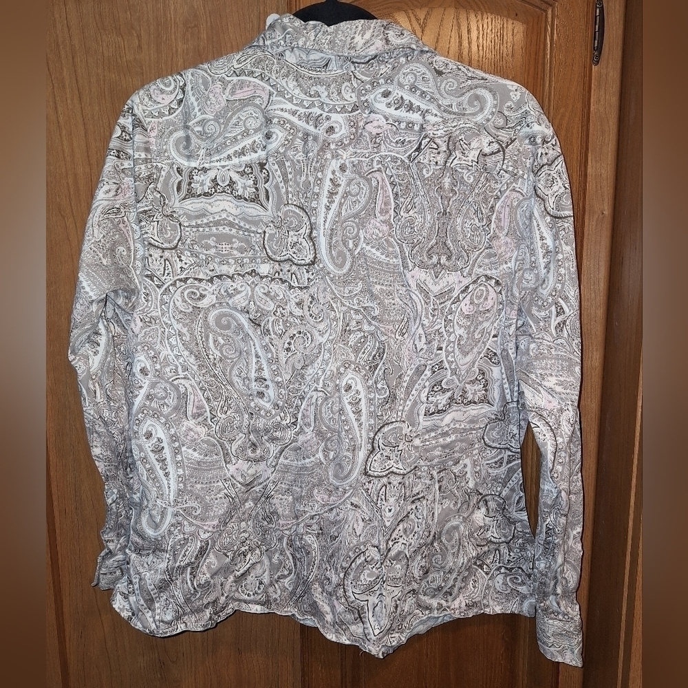 A Chicos light brown paisley print long sleeve top in a size 3. - Picture 3 of 7